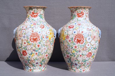 Een paar Chinese famille rose 'millefleurs' vazen, Qianlong merk, Republiek, 20e eeuw
